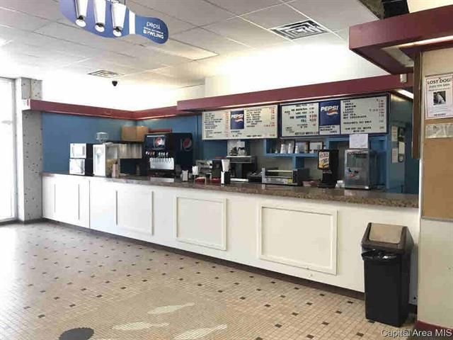 1576 N Henderson St, Galesburg, IL 61401